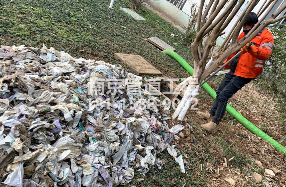 315宣闸村化粪池垃圾清理